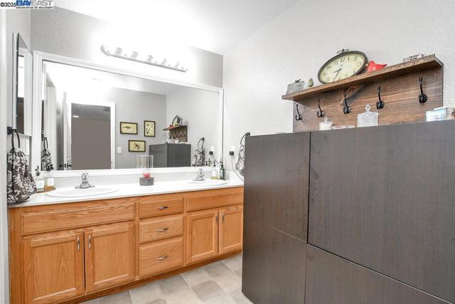 675 Merritt Ct, Discovery Bay CA: https://media.crmls.org/mediaz/e38c7db5-ed87-4335-b762-8a343bd34347.jpg