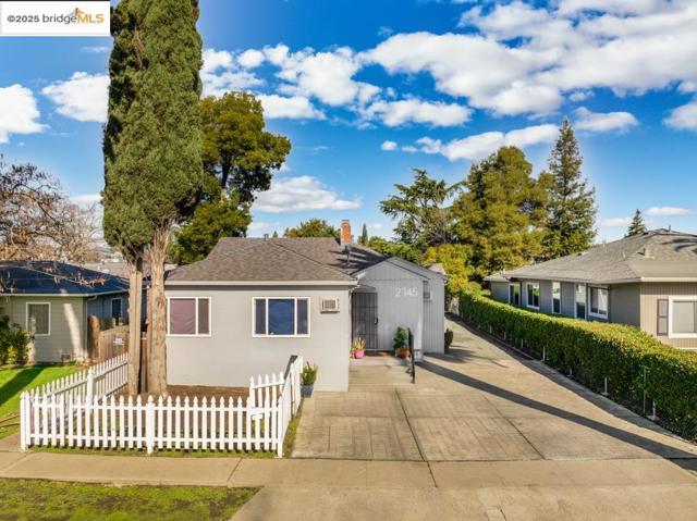 2745 Concord Blvd, Concord CA: https://media.crmls.org/mediaz/e38caed0-5723-4e06-af4a-2c9a84ff4f7d.jpg