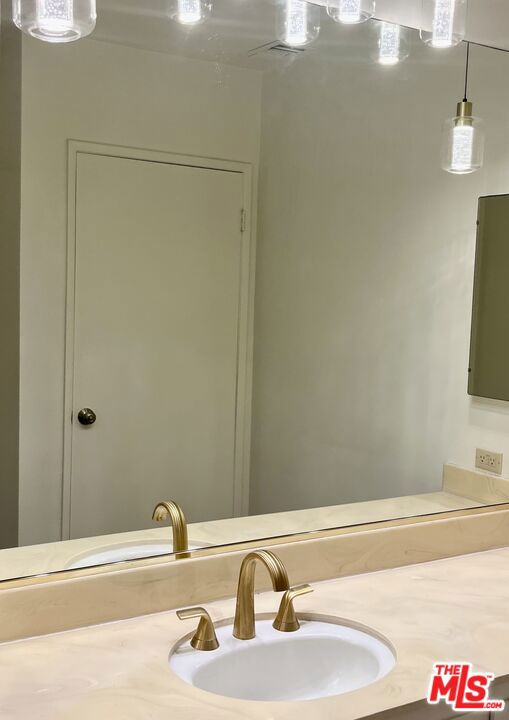 3331 Inglewood Boulevard, Los Angeles CA: https://media.crmls.org/mediaz/e38cf272-2c28-41bf-8187-4a75a75efab6.jpg