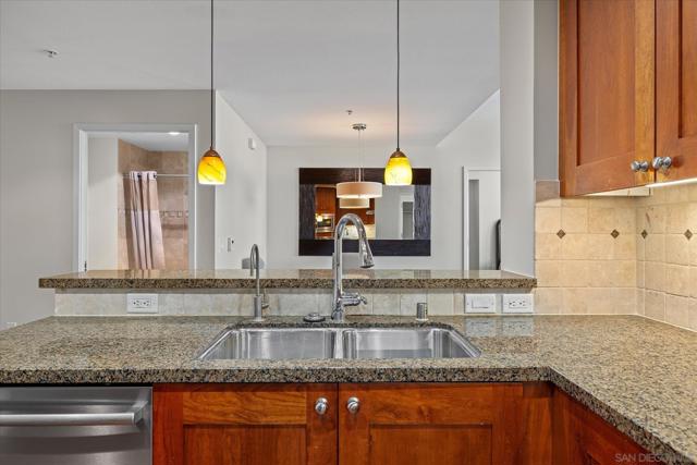 700 W E St, San Diego CA: https://media.crmls.org/mediaz/e38dae57-9597-4873-8f31-584974c54990.jpg