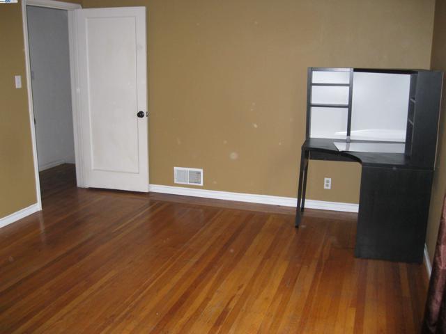 2421 Ritchie St, Oakland CA: https://media.crmls.org/mediaz/e38df5df-f183-4cfb-be12-2cceb1ebda75.jpg