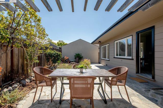 1366 Hansen Ave, Alameda CA: https://media.crmls.org/mediaz/e38e0247-c49f-41f4-a63b-4f39aa8f8cda.jpg