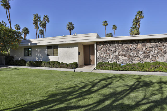 45735 Pawnee Road, Indian Wells CA: https://media.crmls.org/mediaz/e38f85cc-dba4-4374-a870-9f3fceb186a6.jpg