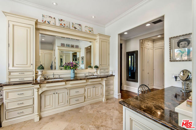 24908 Bella Vista Drive, Calabasas CA: https://media.crmls.org/mediaz/e38fb34c-010b-4c11-8739-4ebcd12accbe.jpg