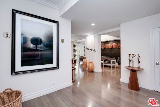 10112 EMPYREAN Way, Los Angeles CA: https://media.crmls.org/mediaz/e38fd963-3dba-4511-ab32-d49b57bc63d8.jpg