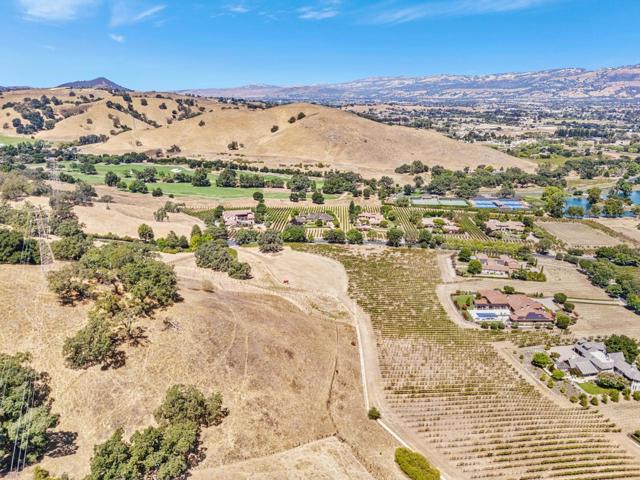 1322 Lions Peak Lane, San Martin CA: https://media.crmls.org/mediaz/e38fed52-54f3-405b-8ce0-f1748a5aed2b.jpg