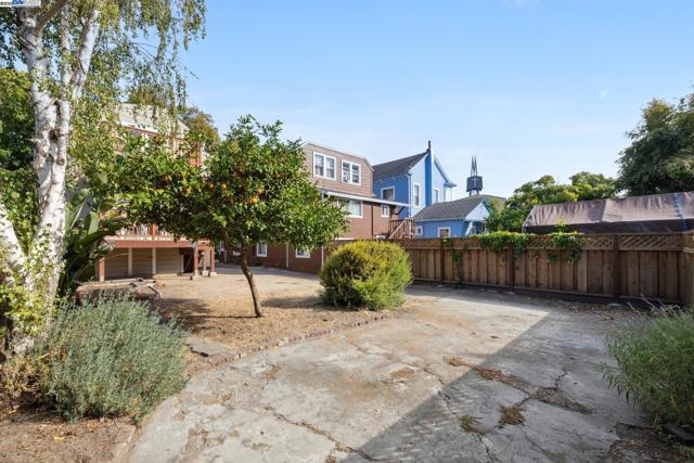 1525 Stanton St, Alameda CA: https://media.crmls.org/mediaz/e390d7e9-21fa-45ee-b9ba-5f27eccfa464.jpg
