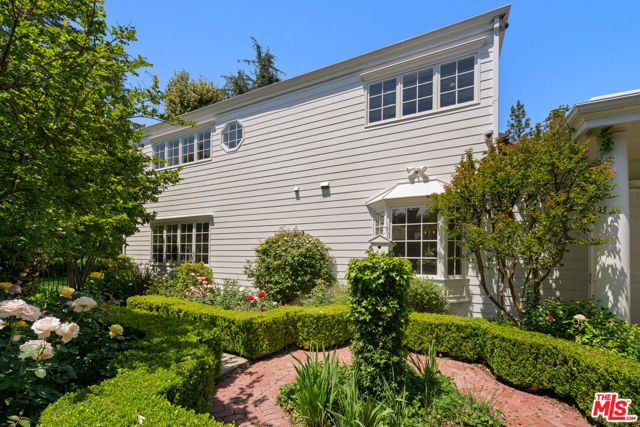 5404 Topeka Drive, Tarzana CA: https://media.crmls.org/mediaz/e39131a7-278a-4cde-bd3b-18b55eb1f233.jpg