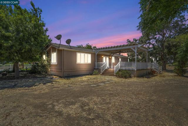 1950 Tule Ln, Knightsen CA: https://media.crmls.org/mediaz/e391d0bf-ddb1-47cf-8485-00f28420ac16.jpg