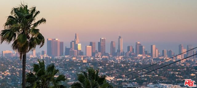 4733 Bonvue Avenue, Los Angeles CA: https://media.crmls.org/mediaz/e3955394-acdd-4e60-a563-5bcc05820cc5.jpg