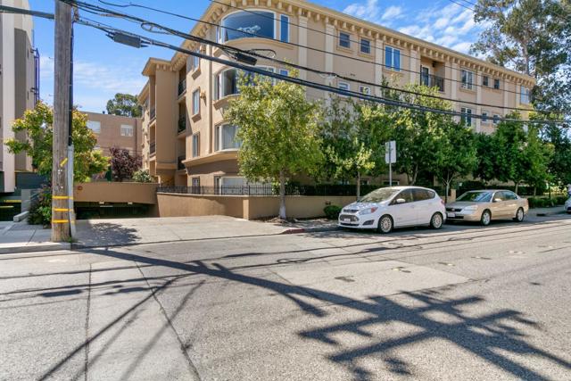 1499 Oak Grove Avenue, Burlingame CA: https://media.crmls.org/mediaz/e39691ea-cbb7-418a-abbc-704dfd53dfaf.jpg