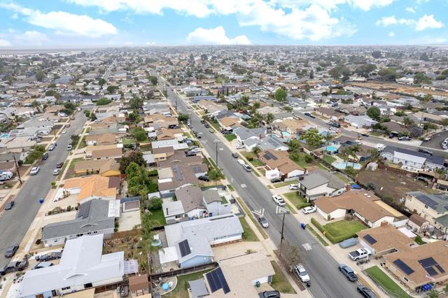 1427 Signal Ave, San Diego CA: https://media.crmls.org/mediaz/e397aad9-10fb-49e4-a098-1dfeb47bd1c7.jpg