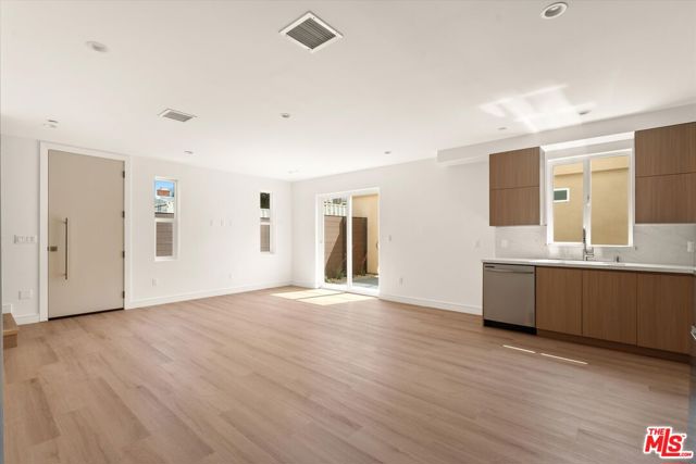 5910 1/2 Mammoth Avenue, Sherman Oaks CA: https://media.crmls.org/mediaz/e398211a-39e6-4a3e-9bc0-264d6f2d7563.jpg