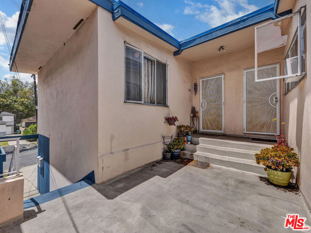 5401 Thornburn Street, Los Angeles CA: https://media.crmls.org/mediaz/e39821d9-0713-4d11-929d-8c90f155f44c.jpg