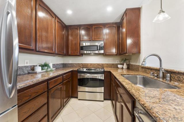 2445 Brant St, San Diego CA: https://media.crmls.org/mediaz/e3993e65-841f-4197-8c66-a340f4d0e9c2.jpg