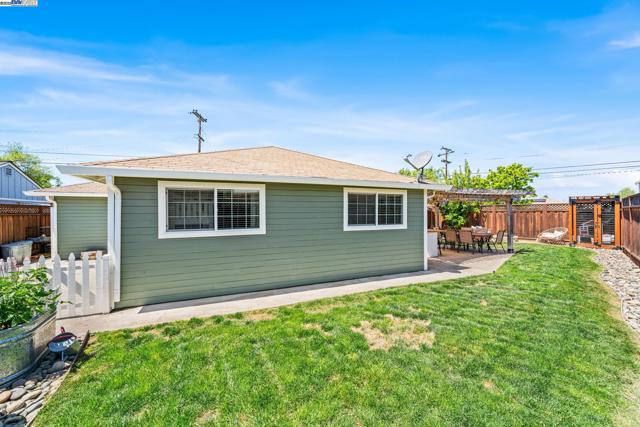 692 Adelle St, Livermore CA: https://media.crmls.org/mediaz/e39979f0-dc66-4ab4-925d-fdfeb40c4838.jpg