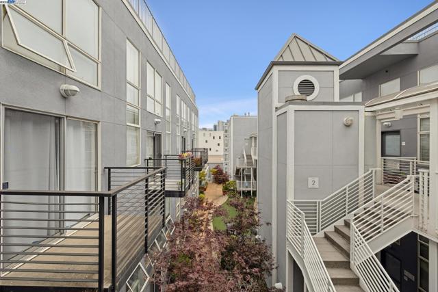 950 Harrison, San Francisco CA: https://media.crmls.org/mediaz/e3998c64-b841-41bc-8841-c325a04199de.jpg