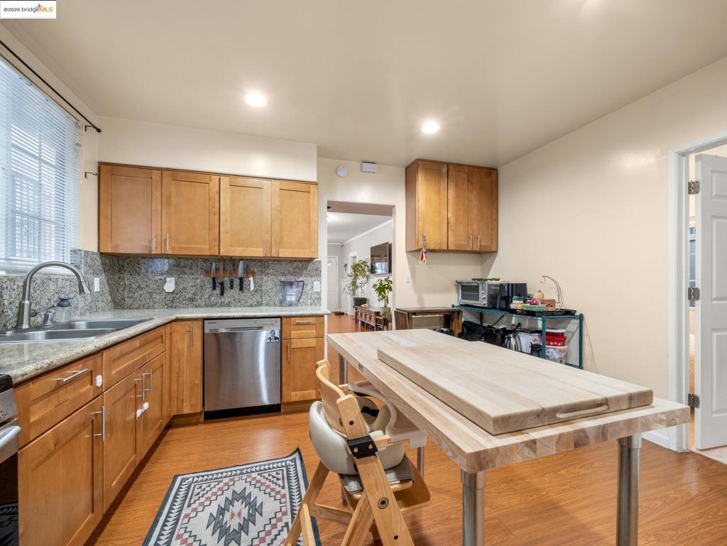 https://media.crmls.org/mediaz/e39ceb80-1ea5-47ce-a892-209c3ae12cad.jpg?preset=X-Large