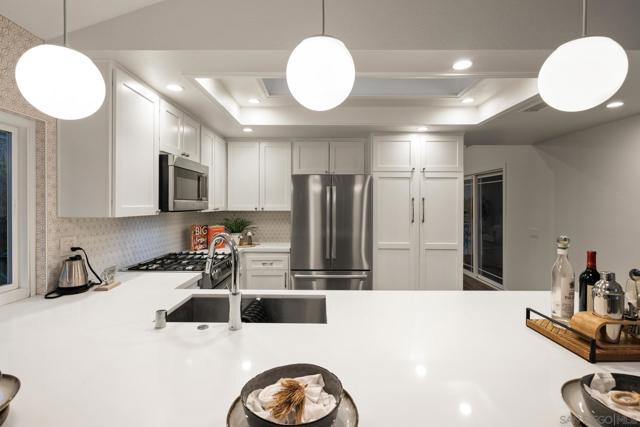 1736 Hill Top Lane, Encinitas CA: https://media.crmls.org/mediaz/e39cfc8e-0f3d-430c-a1ea-5d663f837690.jpg