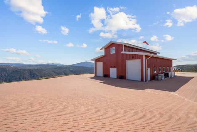 24949 Thunder Mountain Road, Ramona CA: https://media.crmls.org/mediaz/e39e2d47-41bc-464c-a918-097d957582ed.jpg