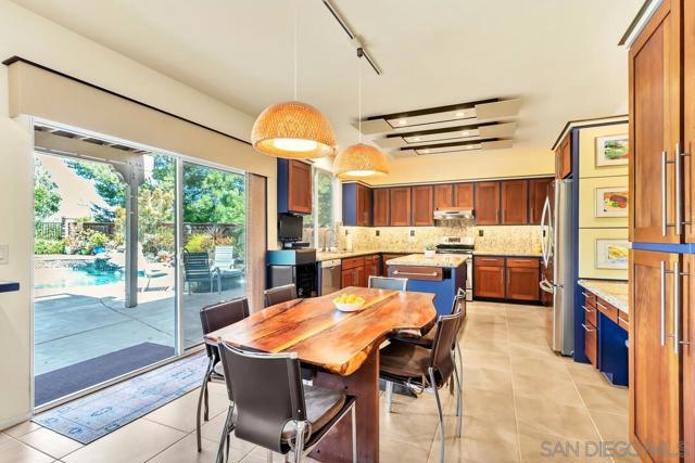 43054 Manchester Ct, Temecula CA: https://media.crmls.org/mediaz/e39ee2dc-3bb7-4b0b-8ed6-5fba98a3eec1.jpg