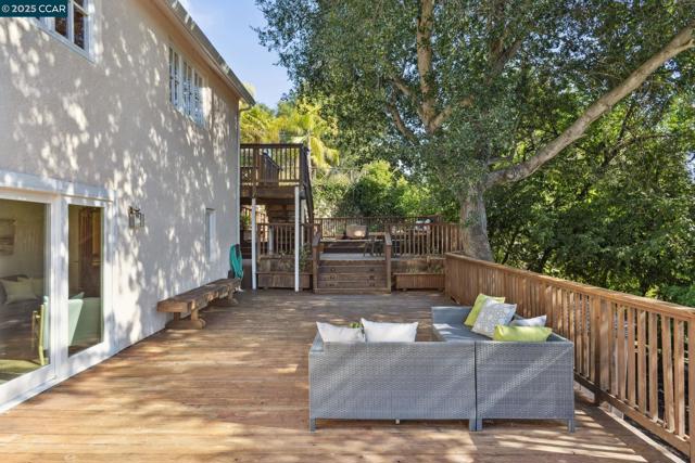40 Las Palomas, Orinda CA: https://media.crmls.org/mediaz/e3a0132f-4c2e-4fb1-bfb8-842ea597d922.jpg