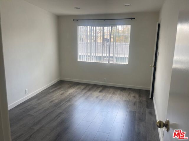 1845 1845 1/2 S South Beverly Glen Boulevard, Los Angeles CA: https://media.crmls.org/mediaz/e3a05afe-1e3b-4b1e-ba45-ec5cb1a0ec71.jpg