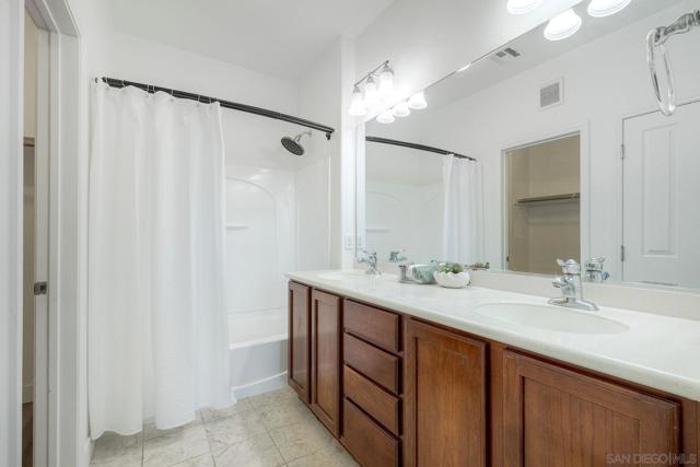 1801 Clare Ln, San Diego CA: https://media.crmls.org/mediaz/e3a05ebc-1253-4111-bf56-7d8d99ff9885.jpg
