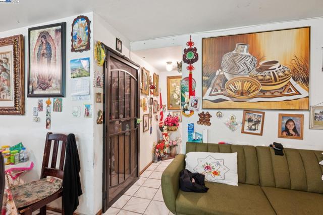 1018 Gilman Ave, San Francisco CA: https://media.crmls.org/mediaz/e3a282a3-57f6-4b24-8d3f-8bd34b8c98f3.jpg