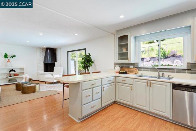 25 Whitehall Dr, Orinda CA: https://media.crmls.org/mediaz/e3a34005-410a-4c22-8129-ca36791a3f89.jpg