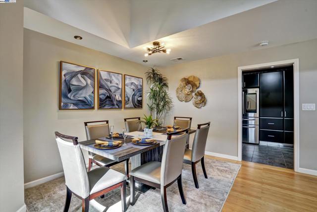 30 San Vicente Ct, Danville CA: https://media.crmls.org/mediaz/e3a34436-1954-47eb-84a8-cf23481b40fe.jpg