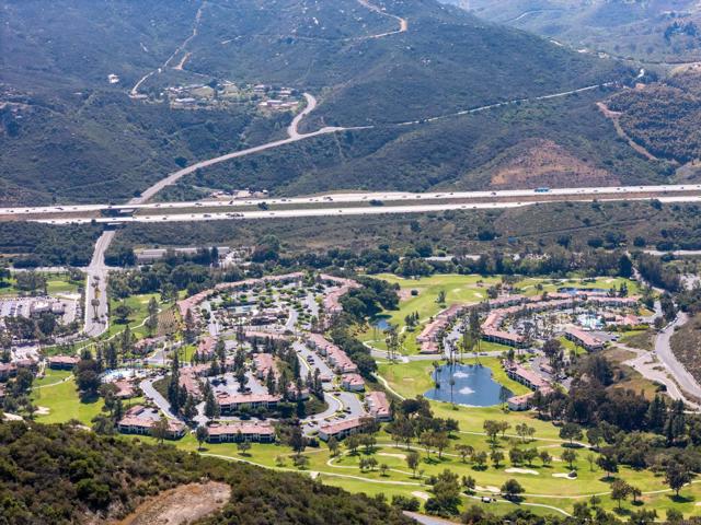9698 Welk View Drive, Escondido CA: https://media.crmls.org/mediaz/e3a5980b-0921-4c67-bcea-165d1d4a4967.jpg