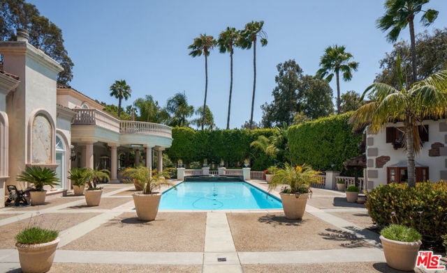 16727 Camino Sierra Del Sur Drive, Rancho Santa Fe CA: https://media.crmls.org/mediaz/e3a63520-5cbb-461f-a4c1-16e4a24c3c1b.jpg