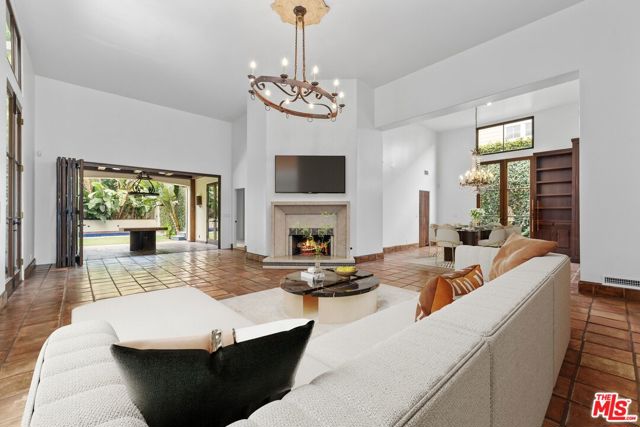 1017 S Gretna Green Way, Los Angeles CA: https://media.crmls.org/mediaz/e3a75aaa-df28-477b-8384-540b93e9e9d0.jpg