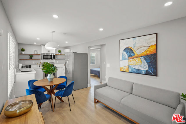 7337 5th Avenue, Los Angeles CA: https://media.crmls.org/mediaz/e3a7a770-9542-46c1-8035-2e4fcdf3664d.jpg