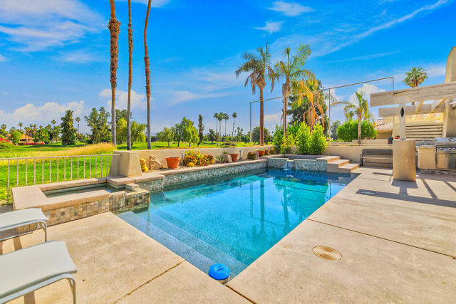 192 Kavenish Drive, Rancho Mirage CA: https://media.crmls.org/mediaz/e3a7c6e5-1185-47e4-9a55-34ae1b328dcc.jpg