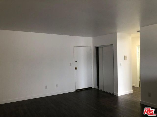 18530 Hatteras Street, Tarzana CA: https://media.crmls.org/mediaz/e3a7dbe6-131f-4c16-9003-7f056001dc6e.jpg