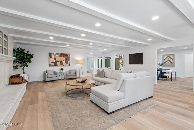 1251 Calle Las Casas, Thousand Oaks CA: https://media.crmls.org/mediaz/e3a81afe-cb04-4aa4-bce2-786b55696da7.jpg