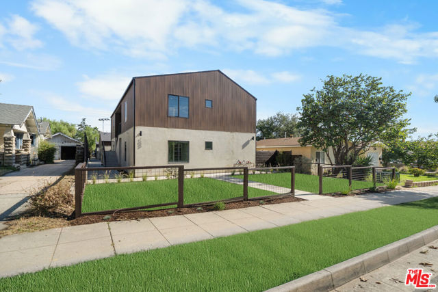 1688 N Sierra Bonita Avenue, Pasadena CA: https://media.crmls.org/mediaz/e3a82d3e-e209-4701-887d-3759048fda96.jpg