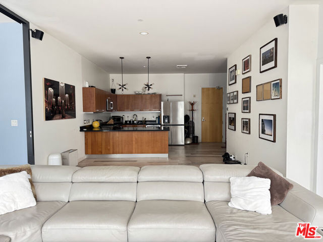 801 S Grand Avenue, Los Angeles CA: https://media.crmls.org/mediaz/e3a85688-aceb-4365-9a37-5fea6d9d6a06.jpg