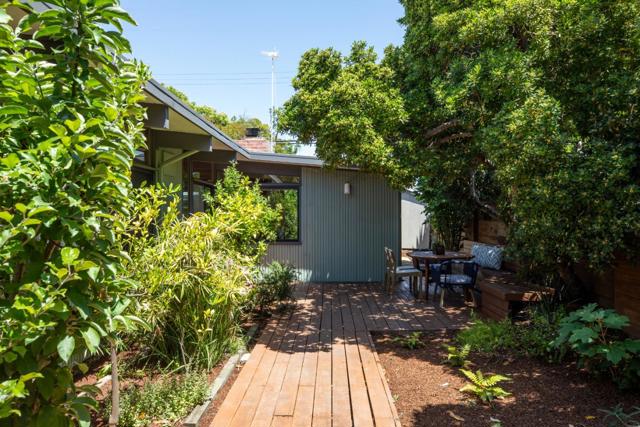 86 Roosevelt Circle, Palo Alto CA: https://media.crmls.org/mediaz/e3a9126b-ab2f-4d7b-a7a7-bca933ebeae5.jpg