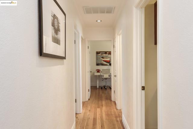 4103 Dickson Ct, Oakland CA: https://media.crmls.org/mediaz/e3a97196-a0f9-4770-b96c-51302e3a2907.jpg