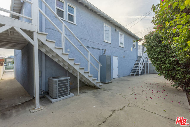 811 E Nutwood Street, Inglewood CA: https://media.crmls.org/mediaz/e3a983f6-a7df-49d5-95cd-d2ec3094d749.jpg