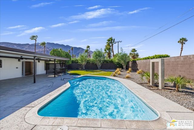 372 E Molino Road, Palm Springs CA: https://media.crmls.org/mediaz/e3aacb30-ce02-4017-85e0-4d891e6ec126.jpg