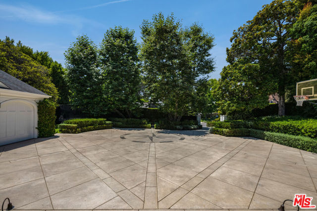 130 S Cliffwood Avenue, Los Angeles CA: https://media.crmls.org/mediaz/e3ab60d2-def9-4fef-87b8-325da80f2be4.jpg