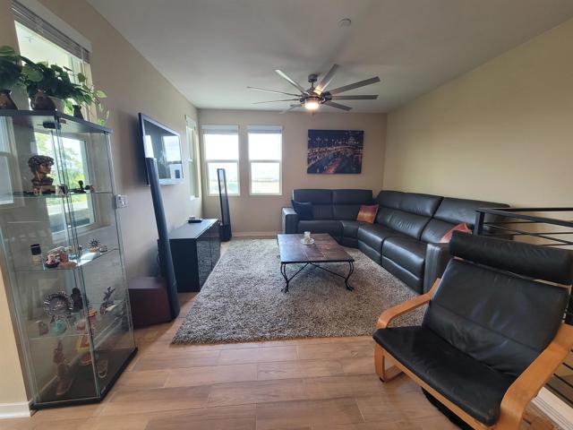 Detail Gallery Image 8 of 61 For 2072 Tango Loop #2,  Chula Vista,  CA 91915 - 4 Beds | 3 Baths