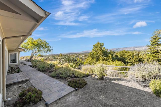 15010 Larga Vista Drive, Los Gatos CA: https://media.crmls.org/mediaz/e3ad0882-a38f-43d7-a567-24872c55d1d6.jpg