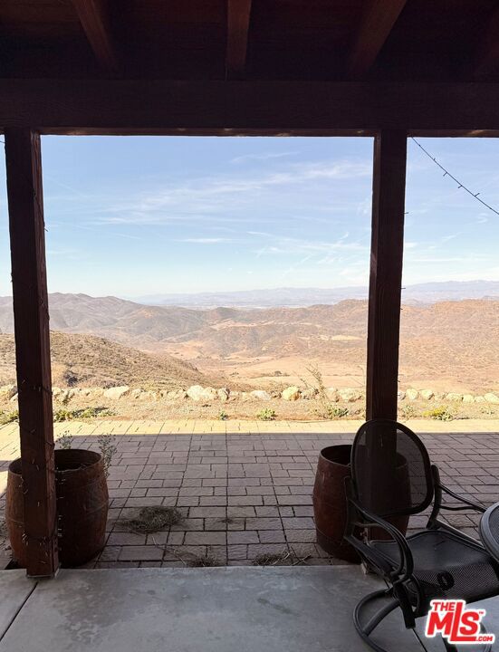 11077 Pacific View Drive, Malibu CA: https://media.crmls.org/mediaz/e3aeb876-17b0-46ef-b723-a66156649d80.jpg