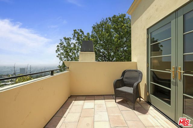1634 Gilcrest Drive, Beverly Hills CA: https://media.crmls.org/mediaz/e3af97e1-470b-4b54-a550-a618d0ec1897.jpg