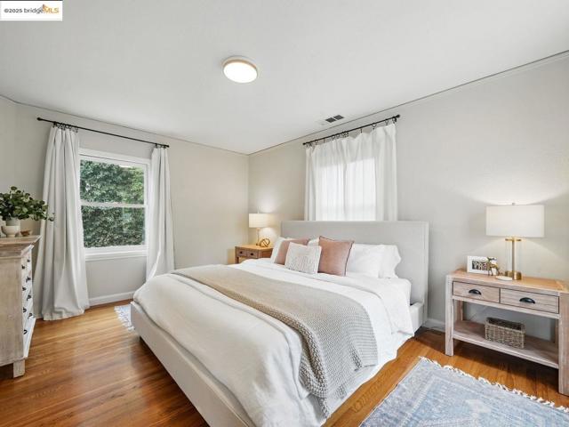 3712 Maple AVE, Oakland CA: https://media.crmls.org/mediaz/e3afec0b-b300-492b-afd7-8512a90a93f2.jpg